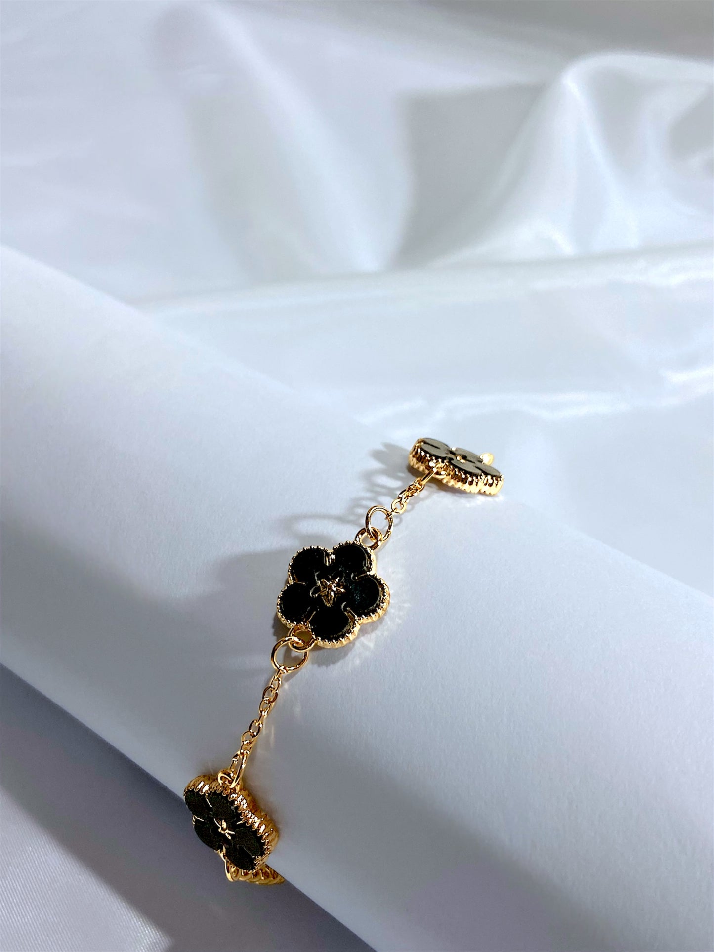 Elegant Floral Bracelet – Timeless Luxury & Grace