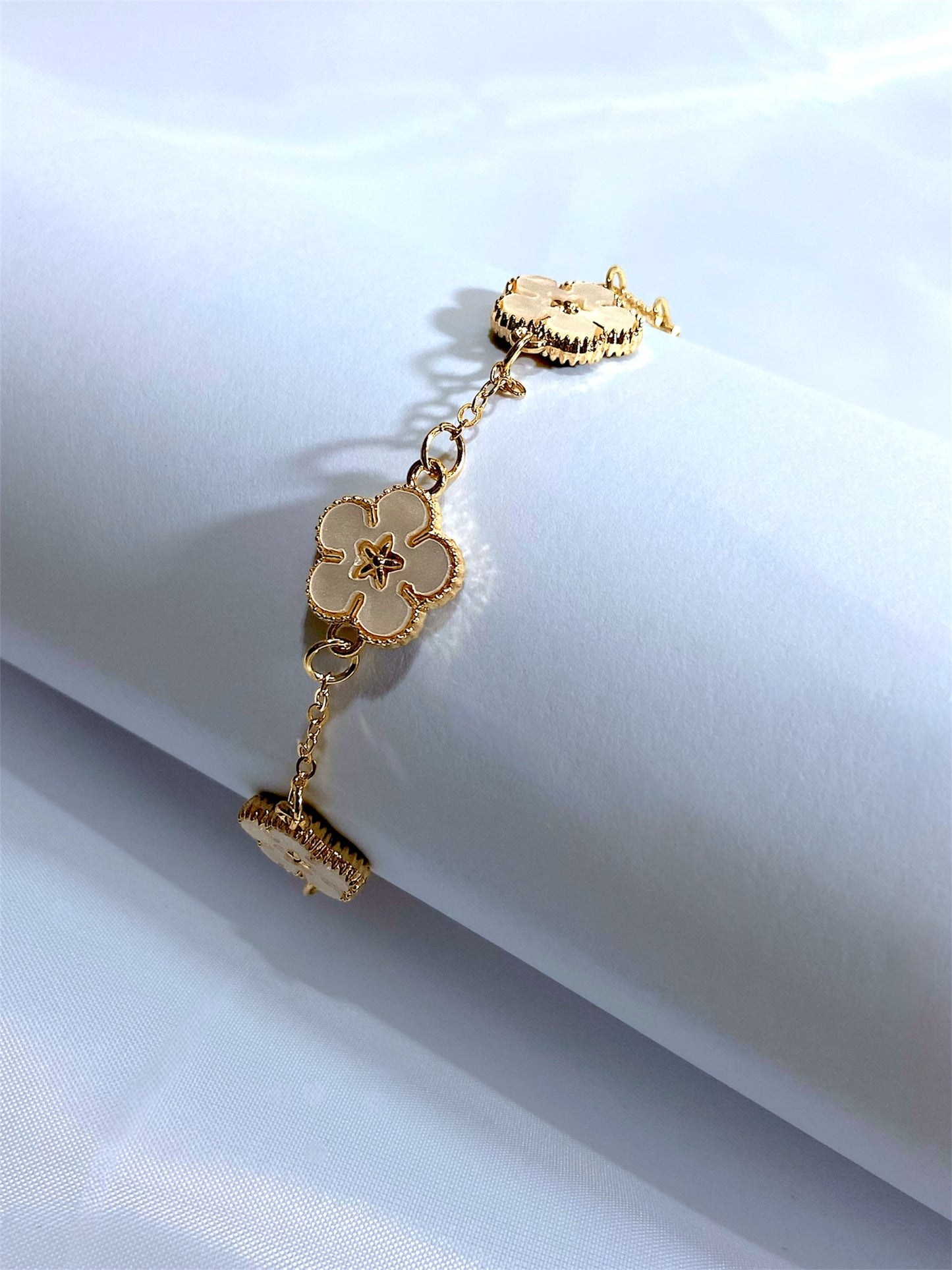 Elegant Floral Bracelet – Timeless Luxury & Grace