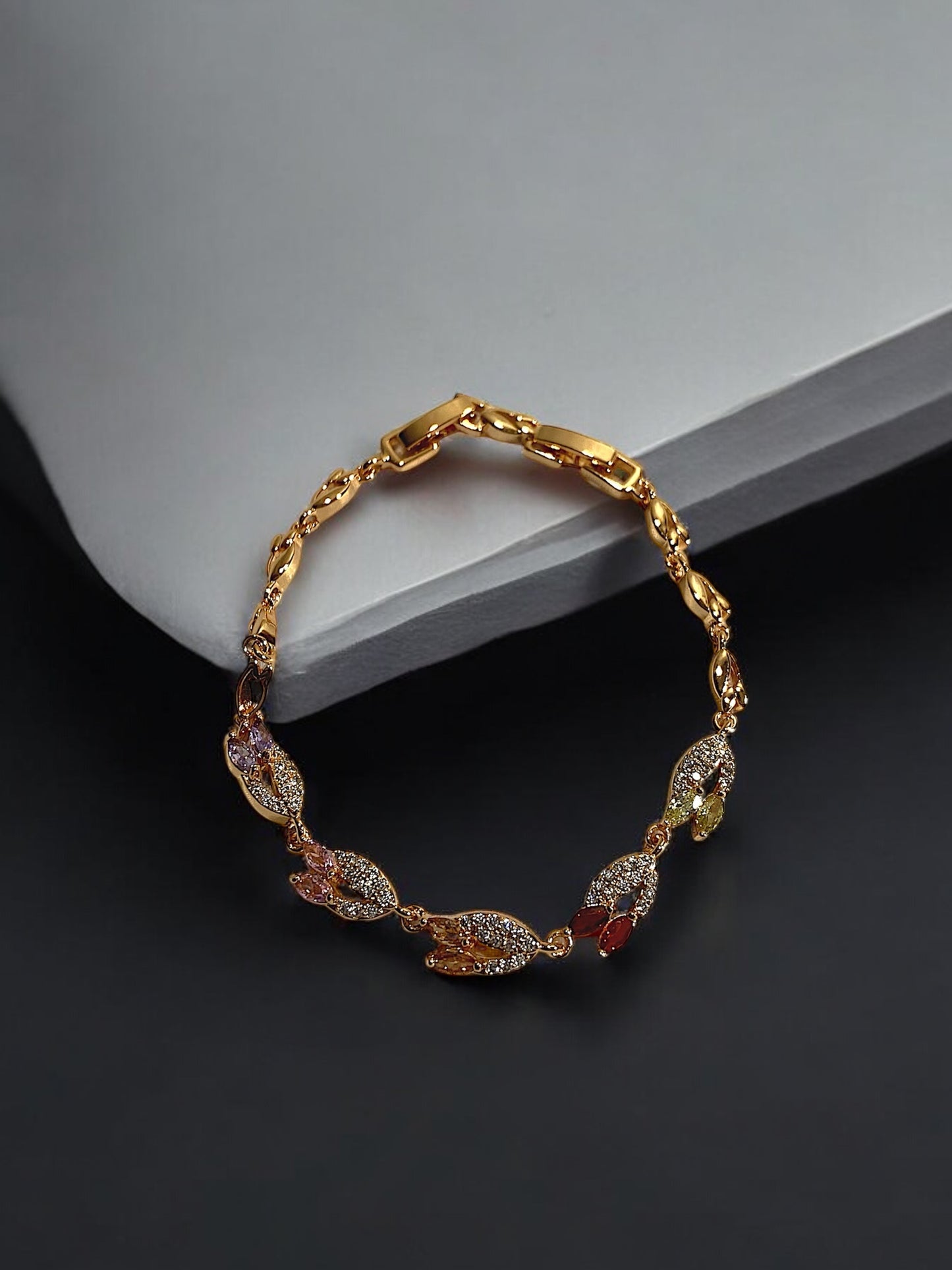 Luxury Leaf Bracelet – A Sparkling Touch of Nature